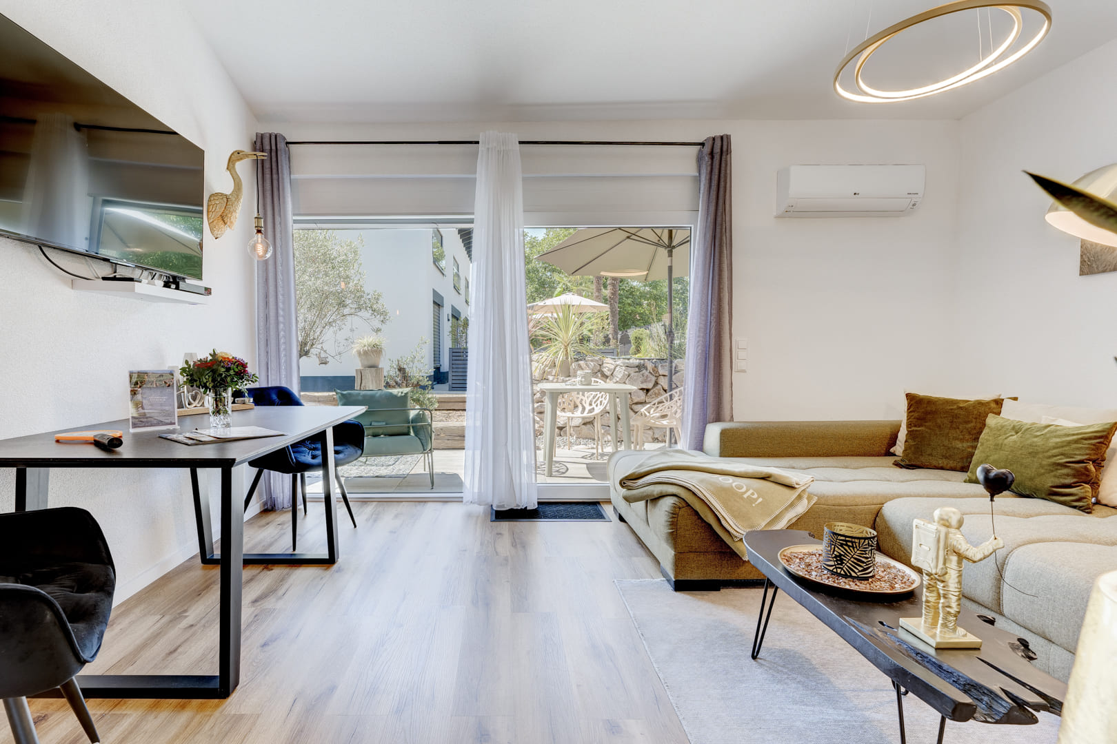 Fernseher und Stühle im Wohnzimmer im charmanten Ferienhaus